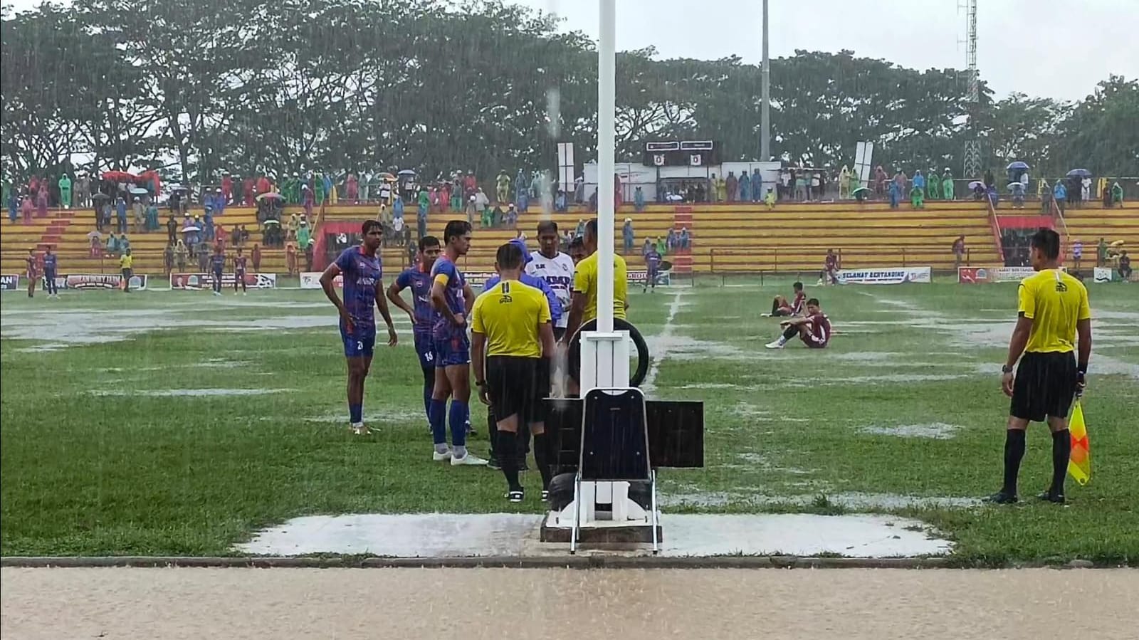 Hujan Deras Hentikan Duel SAGA FC vs MMP FC, Laga Akan Diulang dari Babak Pertama